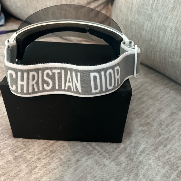 Christian Dior visor . - Picture 3 of 3